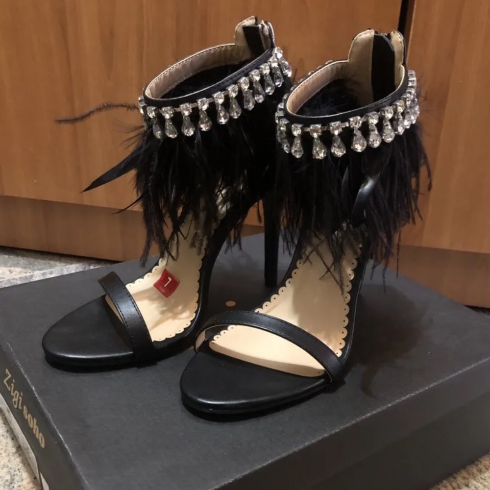 ZIGI SoHo Women “BRYNLEA” black feather & rhinestone detailed heels size 7 NIB!